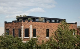 Cải tạo t&ograve;a nh&agrave; cũ th&agrave;nh bất động sản triệu đ&ocirc; nhờ l&agrave;m s&acirc;n trong ngo&agrave;i trời độc đ&aacute;o