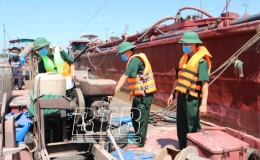 Đồn Bi&ecirc;n ph&ograve;ng Cửa khẩu cảng Di&ecirc;m Điền: Bắt giữ t&agrave;u khai th&aacute;c c&aacute;t tr&aacute;i ph&eacute;p