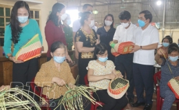 Đồng ch&iacute; Nguyễn Tiến Th&agrave;nh, Ph&oacute; B&iacute; thư thường trực Tỉnh ủy, Chủ tịch HĐND tỉnh thăm c&aacute;c m&ocirc; h&igrave;nh kinh tế của phụ nữ