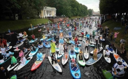 H&agrave;ng ngh&igrave;n người tham dự lễ hội ch&egrave;o v&aacute;n đứng ở Nga