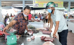 Nghịch l&yacute; gi&aacute; lợn hơi giảm s&acirc;u nhưng gi&aacute; thịt lợn kh&ocirc;ng giảm