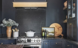 Nội thất căn bếp m&agrave;u xanh đen với view tuyệt đẹp ra n&uacute;i rừng