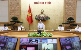 Thủ tướng: Thực hiện nghi&ecirc;m gi&atilde;n c&aacute;ch x&atilde; hội, "ai ở đ&acirc;u ở y&ecirc;n đ&oacute;"