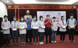 Trao 19 suất học bổng cho học sinh, sinh vi&ecirc;n ngh&egrave;o vượt kh&oacute;    