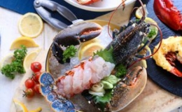 Xem đầu bếp chế biến m&oacute;n t&ocirc;m h&ugrave;m xanh qu&yacute; hiếm