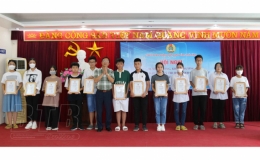 C&ocirc;ng đo&agrave;n ng&agrave;nh x&acirc;y dựng: Khen thưởng con đo&agrave;n vi&ecirc;n, người lao động học giỏi, chăm ngoan vượt kh&oacute;