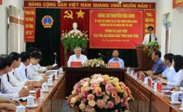 Đo&agrave;n c&ocirc;ng t&aacute;c Bộ Ch&iacute;nh trị l&agrave;m việc tại tỉnh Kon Tum