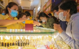 Gi&aacute; v&agrave;ng h&ocirc;m nay 30/8: USD vọt đỉnh 20 năm, v&agrave;ng ồ ạt lao dốc