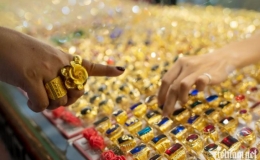 Gi&aacute; v&agrave;ng h&ocirc;m nay 4/8: V&agrave;ng chao đảo, lao dốc rồi lại bật tăng