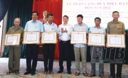 Huyện Hưng H&agrave; c&oacute; gần 380 đảng vi&ecirc;n được trao Huy hiệu Đảng đợt 2/9