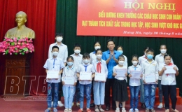 Li&ecirc;n đo&agrave;n Lao động huyện Hưng H&agrave;: Tuy&ecirc;n dương học sinh đạt th&agrave;nh t&iacute;ch xuất sắc trong học tập