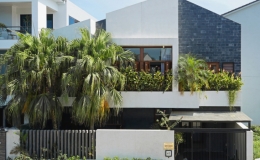 Ng&ocirc;i nh&agrave; ngắm từ b&igrave;nh minh tới ho&agrave;ng h&ocirc;n qua giếng trời