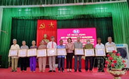 Th&aacute;i B&igrave;nh trao tặng Huy hiệu Đảng cho 2.731 đảng vi&ecirc;n trong đợt 2/9/2022