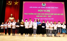 Trao 70 suất học bổng cho học sinh l&agrave; con c&ocirc;ng nh&acirc;n lao động c&oacute; ho&agrave;n cảnh đặc biệt kh&oacute; khăn