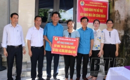 Trao kinh ph&iacute; hỗ trợ x&acirc;y nh&agrave; "M&aacute;i ấm c&ocirc;ng đo&agrave;n" cho đo&agrave;n vi&ecirc;n ho&agrave;n cảnh kh&oacute; khăn