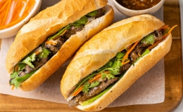 Trổ t&agrave;i l&agrave;m b&aacute;nh m&igrave; b&ograve; nướng sả đ&atilde;i gia đ&igrave;nh
