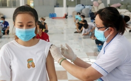 Tỷ lệ ti&ecirc;m vaccine c&ograve;n thấp, cảnh b&aacute;o số trẻ mắc COVID-19 gia tăng