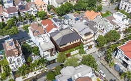 Biệt thự che 'm&agrave;n' gỗ ở 4 ph&iacute;a