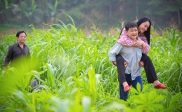 Chạm v&agrave;o hạnh ph&uacute;c: T&igrave;nh y&ecirc;u v&agrave; kh&aacute;t vọng