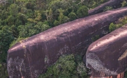 Chi&ecirc;m ngưỡng cảnh quan kỳ vĩ đá cá voi kh&ocirc;̉ng l&ocirc;̀ 'bơi' giữa rừng r&acirc;̣m Thái Lan