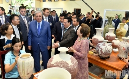 Chủ tịch nước V&otilde; Văn Thưởng v&agrave; Tổng thống Cộng h&ograve;a Kazakhstan Kassym-Jomart Tokayev thăm L&agrave;ng gốm Chu Đậu