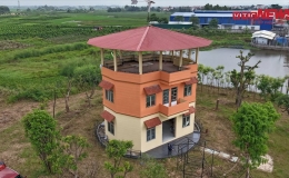 Độc lạ ng&ocirc;i nh&agrave; phao xoay 360 độ 