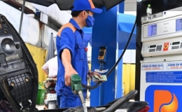Gi&aacute; xăng, dầu tiếp tục tăng mạnh