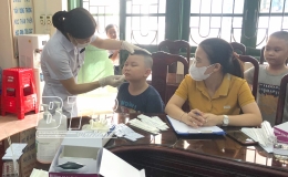 Gi&aacute;m s&aacute;t dịch Covid-19 tại trường học