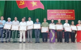 Kiến Xương: 313 đảng vi&ecirc;n được trao huy hiệu Đảng đợt 2/9