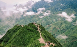 L&ecirc;n Tà Xùa vừa săn m&acirc;y, vừa t&acirc;̣n hưởng bình y&ecirc;n của núi rừng T&acirc;y Bắc