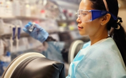 Nh&agrave; khoa học Việt d&ugrave;ng trấu chế tạo pin sạc