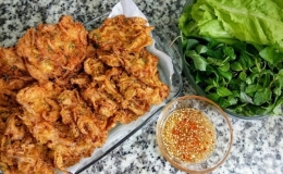 Tép tr&acirc;́u lăn b&ocirc;̣t chi&ecirc;n giòn, món ăn d&acirc;n dã gợi nhớ vị qu&ecirc; nhà