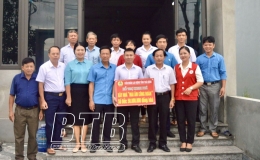  LĐLĐ huyện Hưng H&agrave;: Trao kinh ph&iacute; hỗ trợ 4 nh&agrave; m&aacute;i ấm c&ocirc;ng đo&agrave;n cho đo&agrave;n vi&ecirc;n c&oacute; ho&agrave;n cảnh kh&oacute; khăn