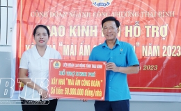 Trao kinh ph&iacute; hỗ trợ x&acirc;y nh&agrave; "M&aacute;i ấm c&ocirc;ng đo&agrave;n"