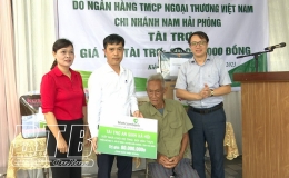 Trao nh&agrave; t&igrave;nh nghĩa cho hộ ngh&egrave;o