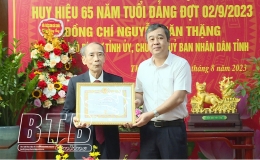 Trao tặng Huy hiệu 65 năm tuổi Đảng cho đồng ch&iacute; Nguyễn Văn Thặng, nguy&ecirc;n Ph&oacute; B&iacute; thư Tỉnh ủy, Chủ tịch UBND tỉnh