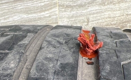 V&aacute; d&ugrave;i - C&aacute;ch đơn giản gi&uacute;p t&agrave;i xế tiếp tục cuộc h&agrave;nh tr&igrave;nh khi bị thủng lốp