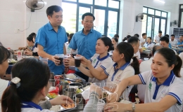 Hơn 400 c&ocirc;ng nh&acirc;n dự &ldquo;Bữa cơm c&ocirc;ng đo&agrave;n&rdquo; ng&agrave;nh x&acirc;y dựng  