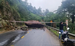 Nhiều tuyến đường ph&iacute;a Bắc &aacute;ch tắc do sạt lở
