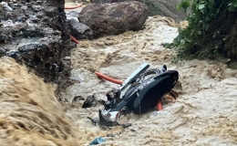 Nước chảy như th&aacute;c tr&ecirc;n quốc lộ 6, nhiều xe mắc kẹt