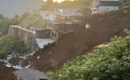 Sơn La: Nửa quả đồi sạt lở v&ugrave;i lấp căn homestay, 3 người thương vong