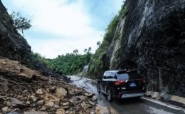 Tỉnh lộ sạt lở nghi&ecirc;m trọng, H&ograve;a B&igrave;nh c&ocirc;ng bố t&igrave;nh huống khẩn cấp về thi&ecirc;n tai