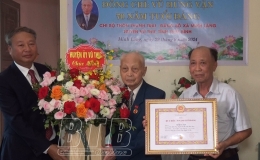 Trao Huy hiệu Đảng cho đảng vi&ecirc;n cao tuổi đảng