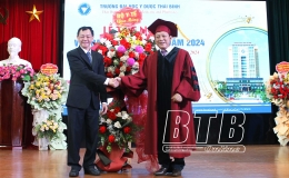 Trường Đại học Y Dược Th&aacute;i B&igrave;nh: Trao bằng tốt nghiệp đại học cho 943 t&acirc;n b&aacute;c sĩ, cử nh&acirc;n