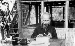 Phong c&aacute;ch gần d&acirc;n, thương người d&acirc;n Th&aacute;i B&igrave;nh của Hồ Chủ Tịch