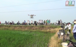 HTX DVNN thị trấn Thanh N&ecirc; tổ chức tr&igrave;nh diễn m&ocirc; h&igrave;nh phun thuốc trừ s&acirc;u bằng m&aacute;y bay kh&ocirc;ng người l&aacute;i