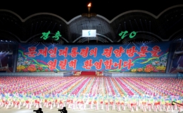 150.000 người Triều Ti&ecirc;n đồng diễn ch&agrave;o mừng Tổng thống H&agrave;n Quốc