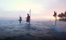 Truyền thống c&acirc;u c&aacute; tr&ecirc;n cọc kheo độc đ&aacute;o ở Sri Lanka