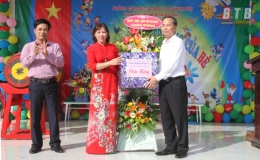 C&aacute;c đồng ch&iacute; l&atilde;nh đạo tỉnh dự, ch&uacute;c mừng ng&agrave;y khai giảng năm học mới