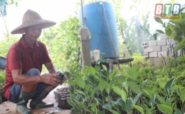 Người n&ocirc;ng d&acirc;n đi l&ecirc;n từ đất